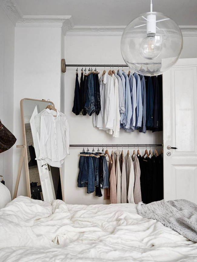 Открытое хранение одежды в спальне